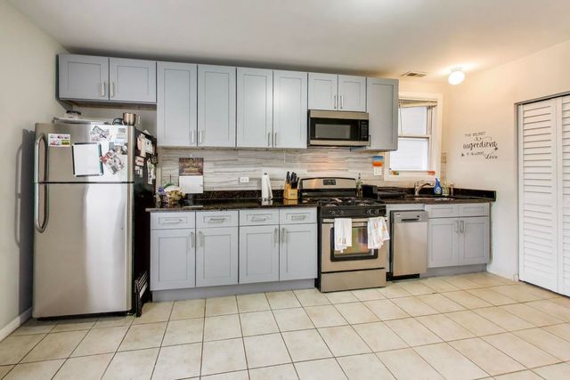 2955 N Gresham Avenue, Chicago, IL 60618