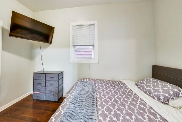 2955 N Gresham Avenue, Chicago, IL 60618