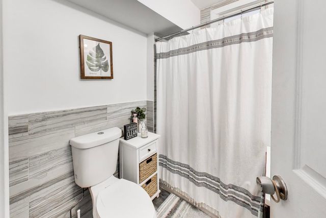 2955 N Gresham Avenue, Chicago, IL 60618
