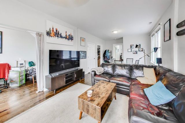 2955 N Gresham Avenue, Chicago, IL 60618