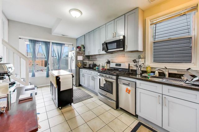 2955 N Gresham Avenue, Chicago, IL 60618