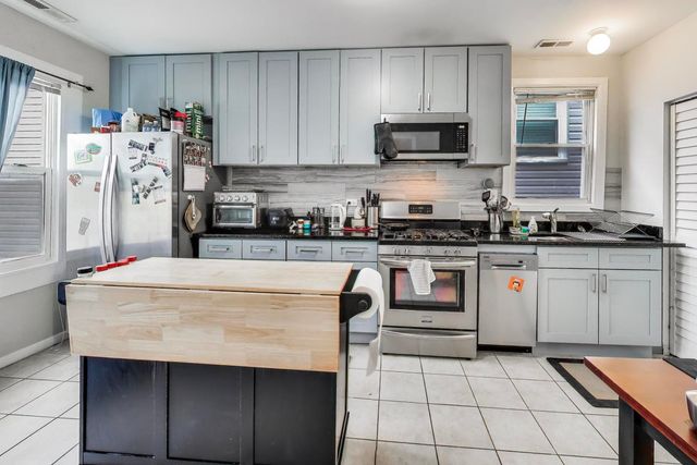 2955 N Gresham Avenue, Chicago, IL 60618