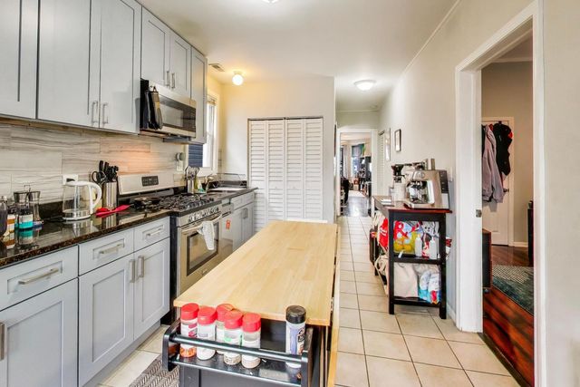 2955 N Gresham Avenue, Chicago, IL 60618