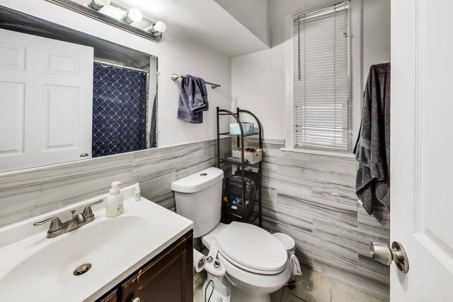 2955 N Gresham Avenue, Chicago, IL 60618