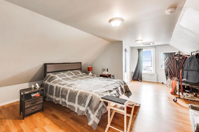 2955 N Gresham Avenue, Chicago, IL 60618