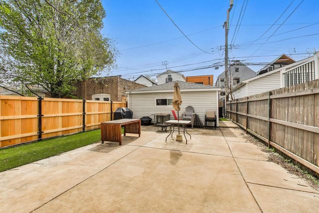 2955 N Gresham Avenue, Chicago, IL 60618