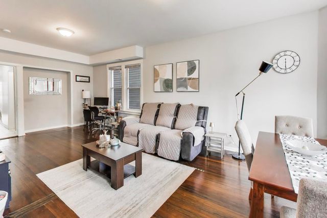 2955 N Gresham Avenue, Chicago, IL 60618