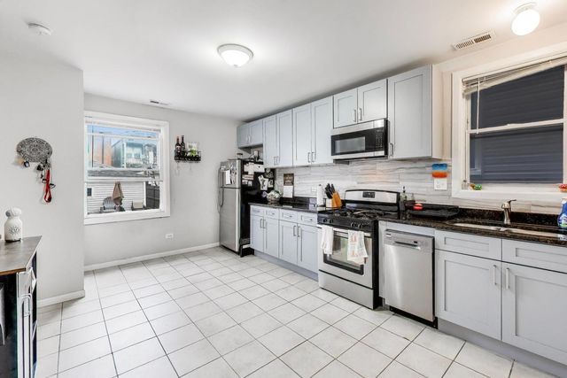2955 N Gresham Avenue, Chicago, IL 60618