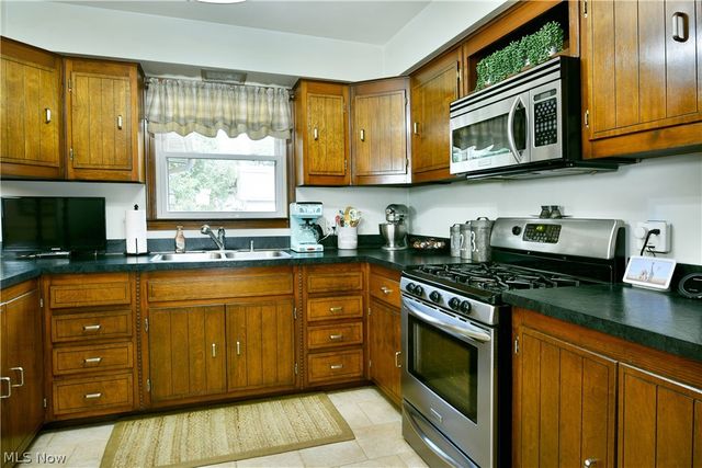 1700 Rockwood Drive, Youngstown, OH 44505