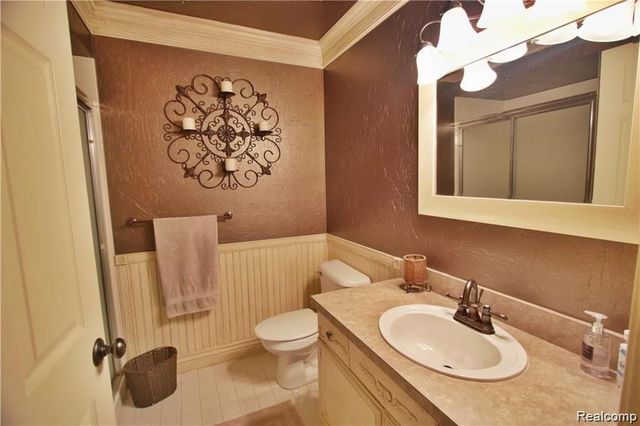 5445 Pine Aires Drive 124, Sterling Heights, MI 48314