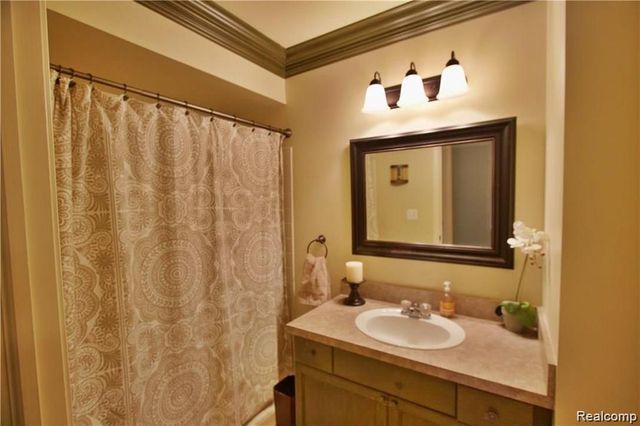5445 Pine Aires Drive 124, Sterling Heights, MI 48314