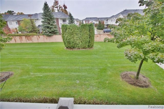 5445 Pine Aires Drive 124, Sterling Heights, MI 48314