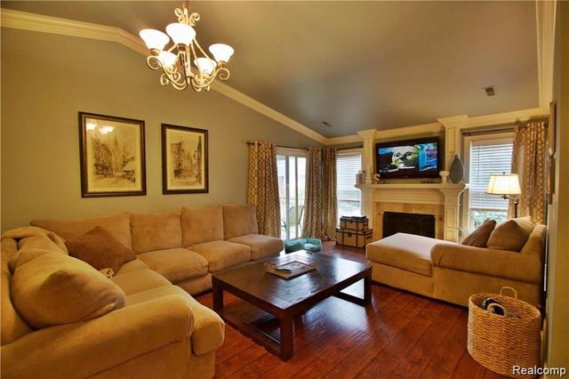 5445 Pine Aires Drive 124, Sterling Heights, MI 48314