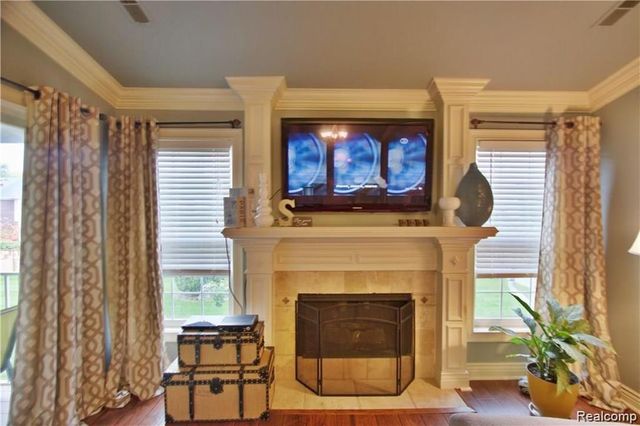 5445 Pine Aires Drive 124, Sterling Heights, MI 48314