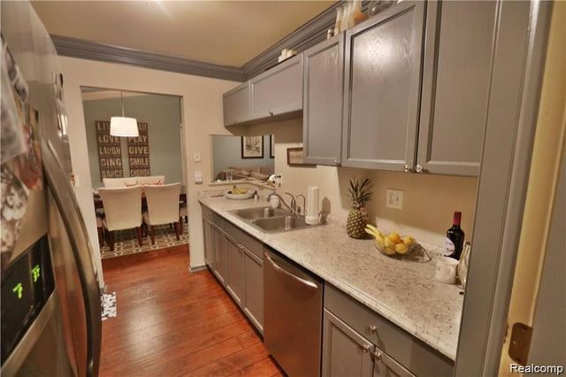 5445 Pine Aires Drive 124, Sterling Heights, MI 48314