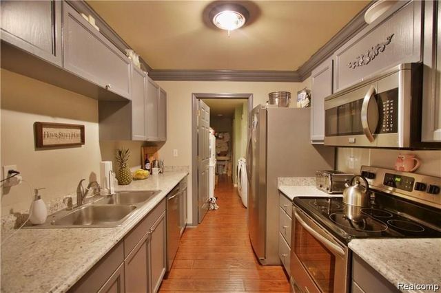 5445 Pine Aires Drive 124, Sterling Heights, MI 48314
