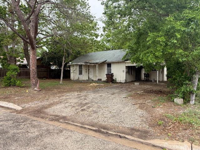 918 S Brazos ST, Lockhart, TX 78644