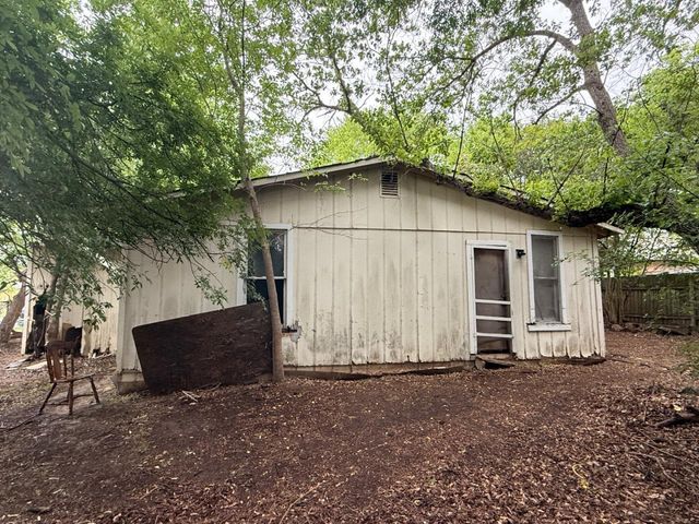 918 S Brazos ST, Lockhart, TX 78644
