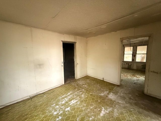 918 S Brazos ST, Lockhart, TX 78644