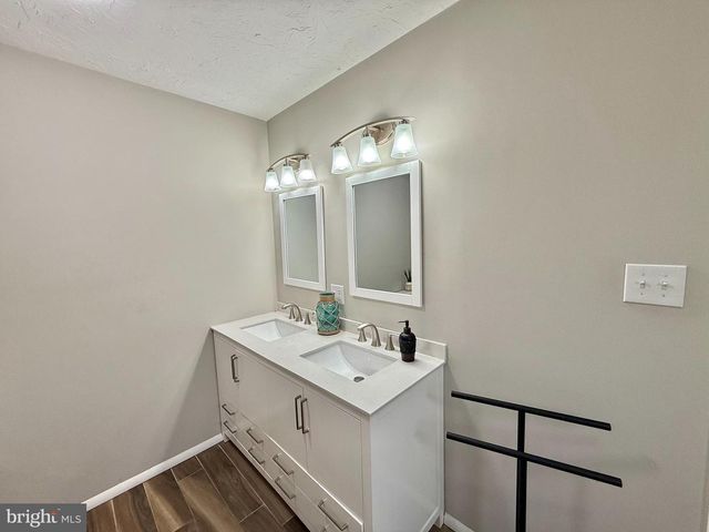 335 DONNA LN, York, PA 17403