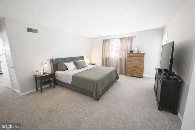 335 DONNA LN, York, PA 17403