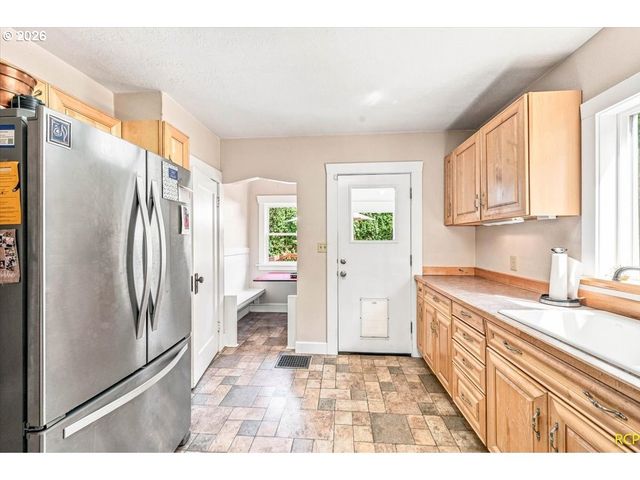 15325 Se STARK St, Portland, OR 97233