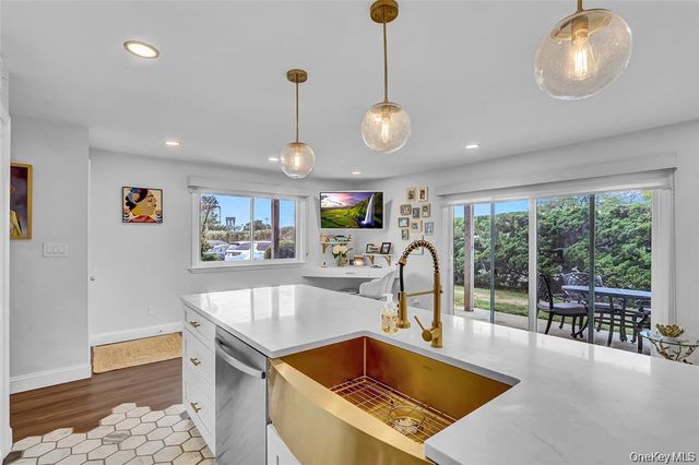 1 Anchorage Way 201, Freeport, NY 11520