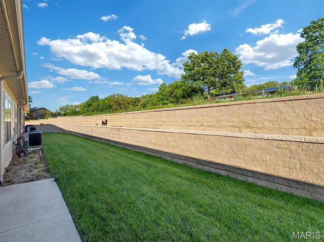 127 Stone Ledge Drive, St Clair, MO 63077