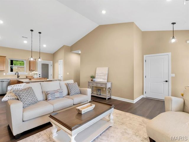 127 Stone Ledge Drive, St Clair, MO 63077
