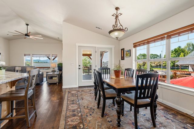 22 Terra Linda Court, Eagle Point, OR 97524