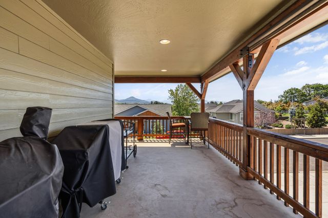 22 Terra Linda Court, Eagle Point, OR 97524
