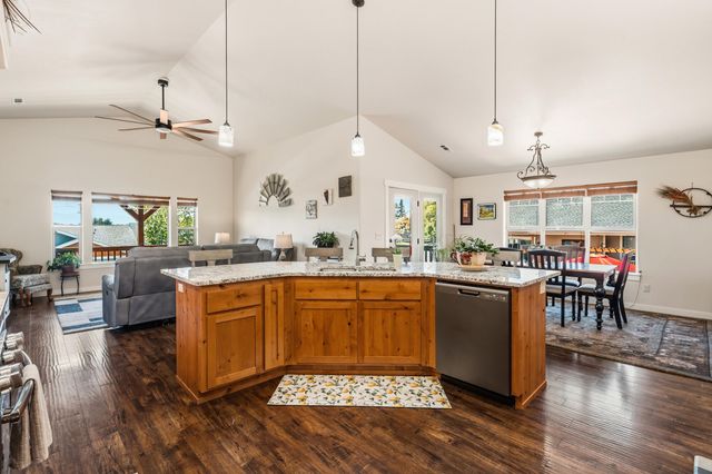 22 Terra Linda Court, Eagle Point, OR 97524