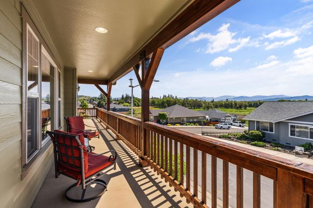 22 Terra Linda Court, Eagle Point, OR 97524
