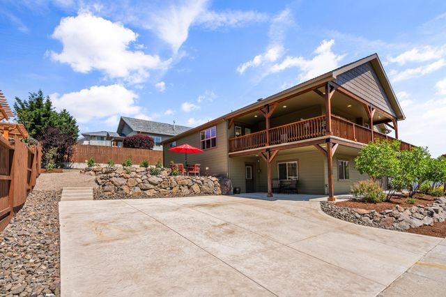 22 Terra Linda Court, Eagle Point, OR 97524
