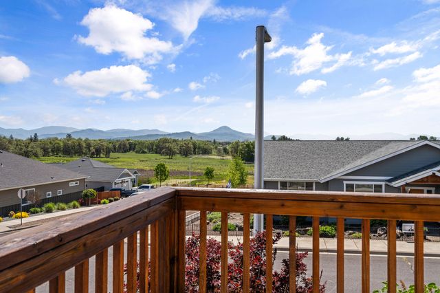 22 Terra Linda Court, Eagle Point, OR 97524