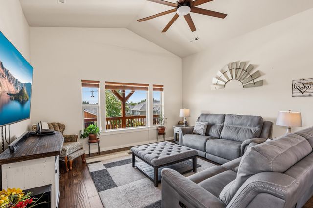 22 Terra Linda Court, Eagle Point, OR 97524