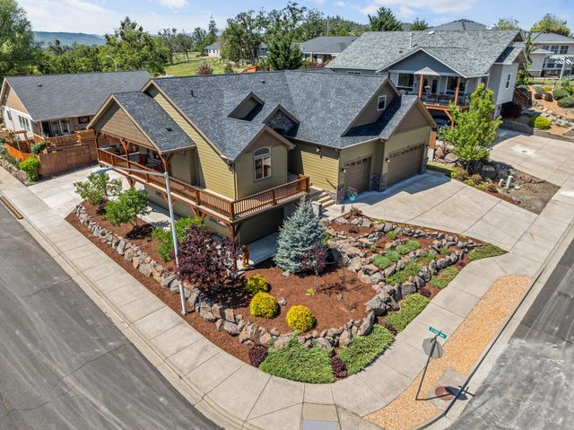 22 Terra Linda Court, Eagle Point, OR 97524