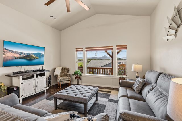 22 Terra Linda Court, Eagle Point, OR 97524