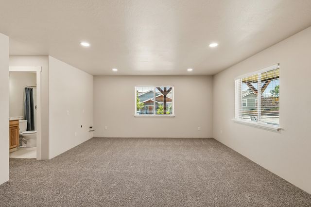 22 Terra Linda Court, Eagle Point, OR 97524
