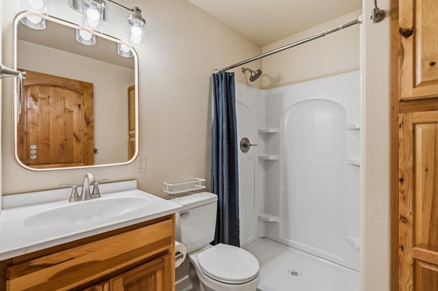 22 Terra Linda Court, Eagle Point, OR 97524