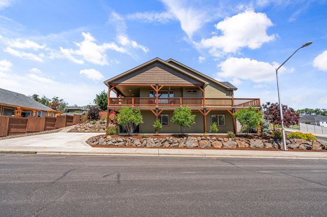 22 Terra Linda Court, Eagle Point, OR 97524