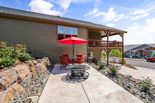 22 Terra Linda Court, Eagle Point, OR 97524