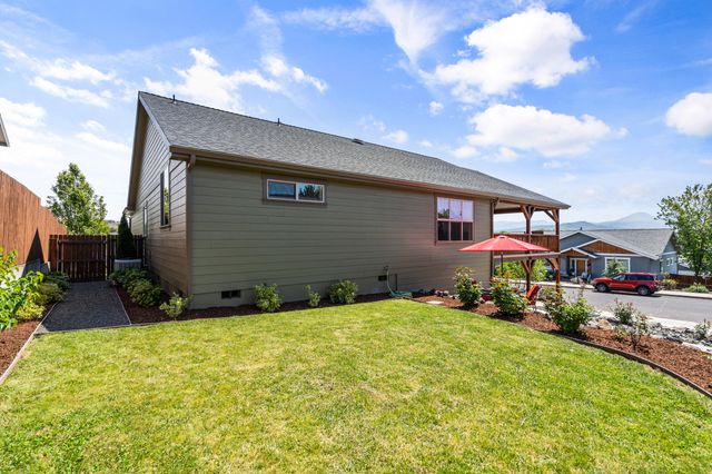 22 Terra Linda Court, Eagle Point, OR 97524
