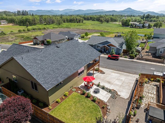 22 Terra Linda Court, Eagle Point, OR 97524