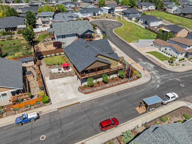 22 Terra Linda Court, Eagle Point, OR 97524