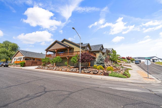 22 Terra Linda Court, Eagle Point, OR 97524