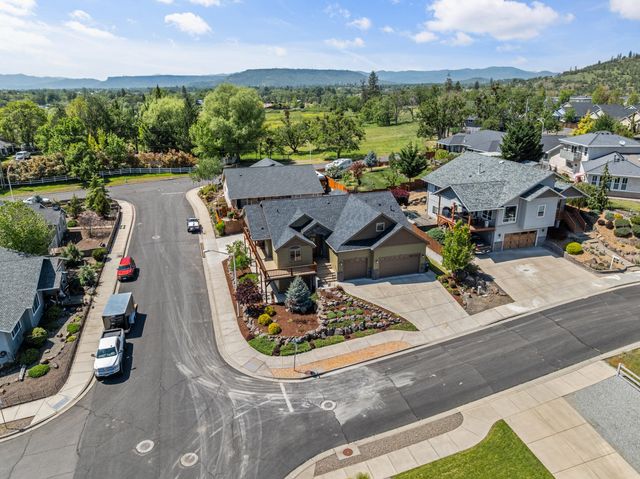 22 Terra Linda Court, Eagle Point, OR 97524