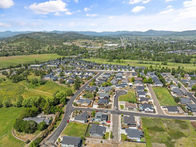 22 Terra Linda Court, Eagle Point, OR 97524