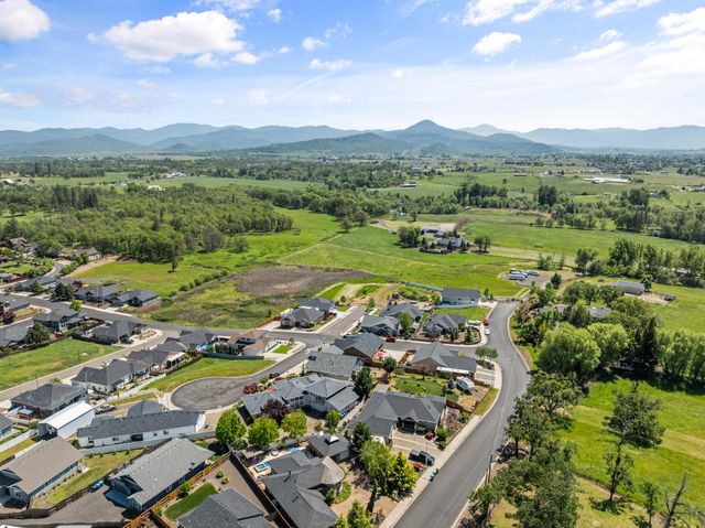 22 Terra Linda Court, Eagle Point, OR 97524