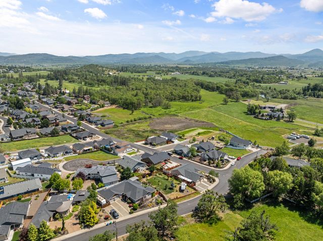22 Terra Linda Court, Eagle Point, OR 97524